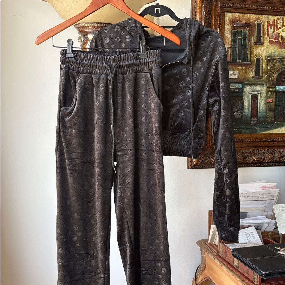 Amazing light floor floor, two piece jog suit